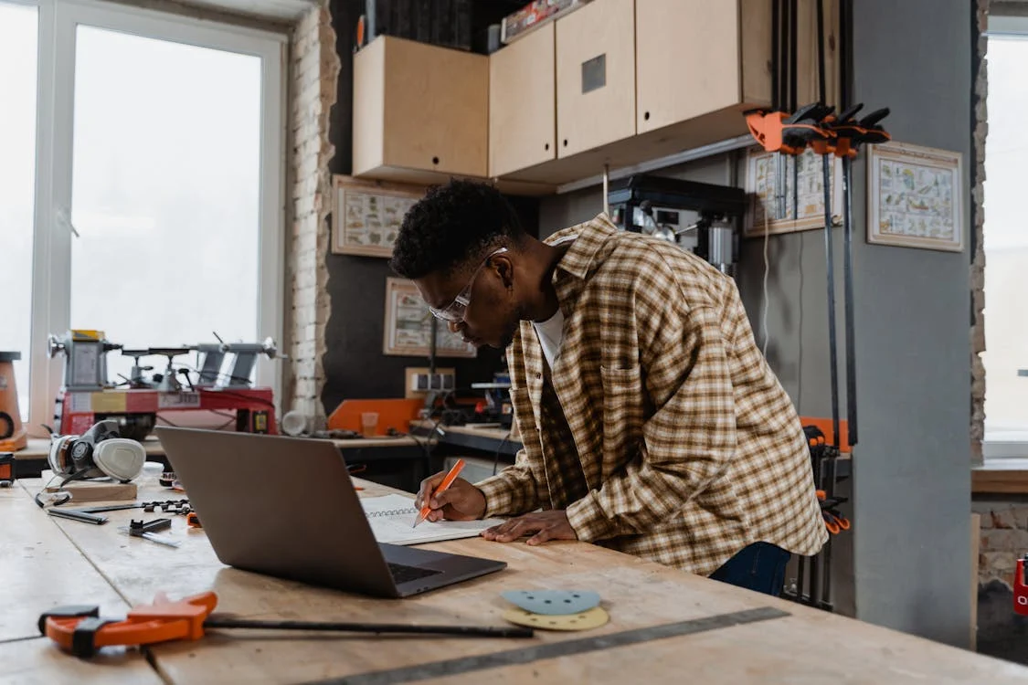 How to Turn Your Skills into a Side Hustle in 2025: The Ultimate Beginner’s Guide